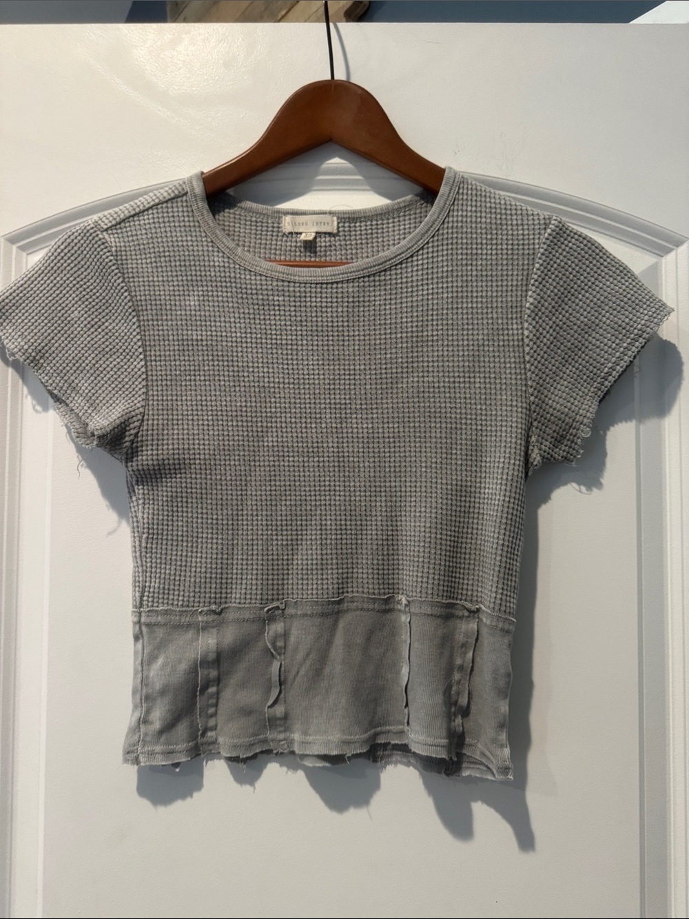 Gilded intent XS Women’s Short Sleeve Waffle Knit Top in Gray distressed